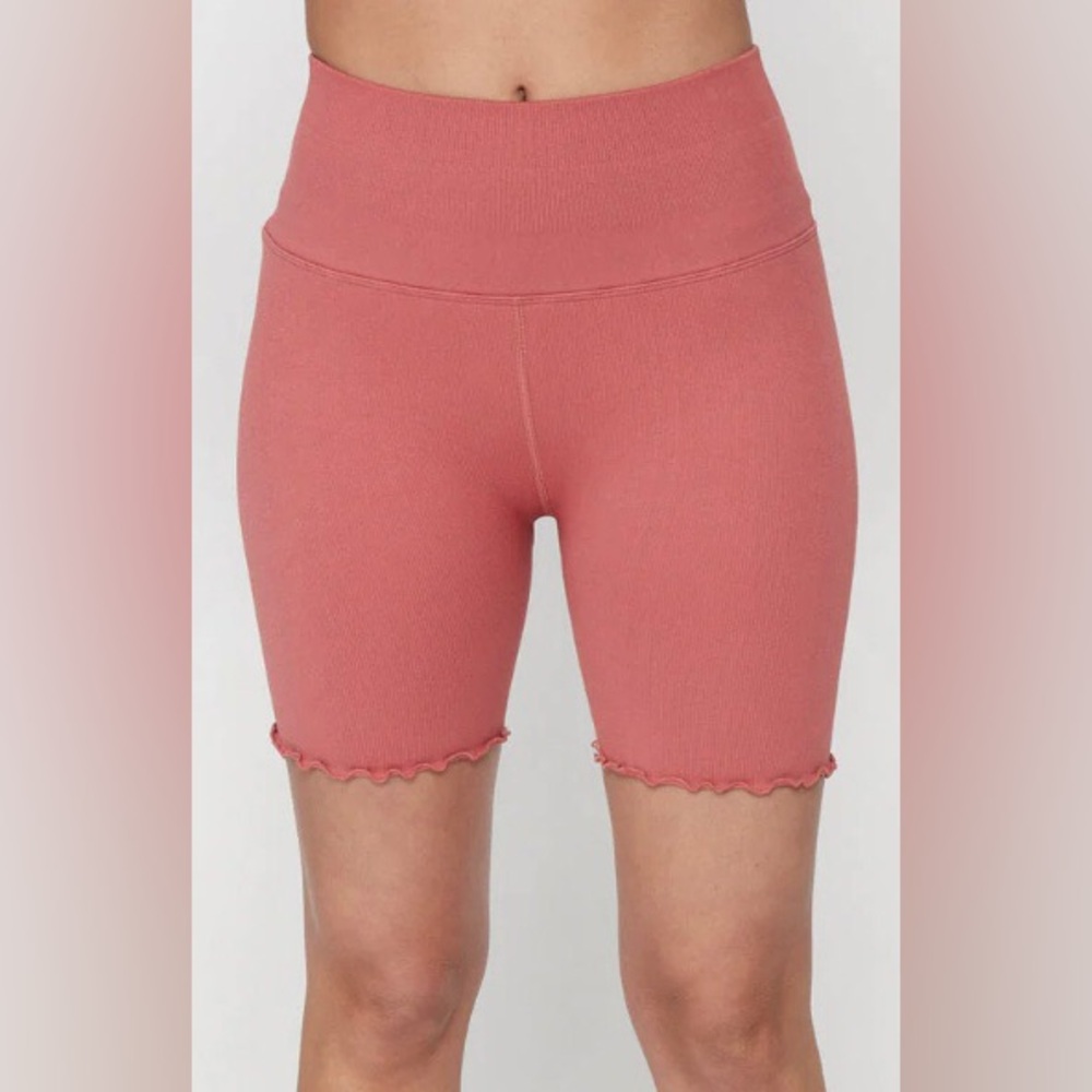SPIRITUAL GANGSTER RUFFLE SEAMLESS BIKER SHORTS ROUGE